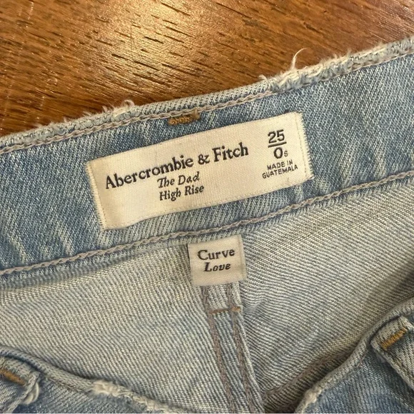Abercrombie & Fitch The dad high rise jeans curve in Light Blue Wash - Picture 4 of 6